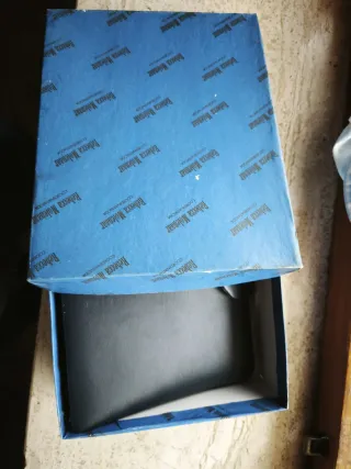 Borsetta elegante nera con dettagli oro