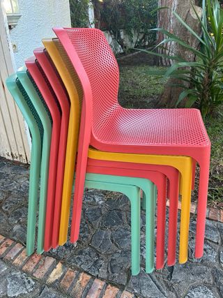 Pack 4 Sillas y 1 mesa Blanca Nardi.