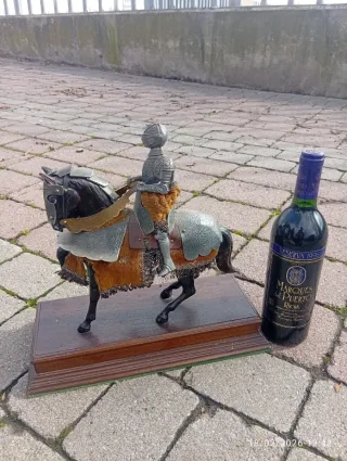 Antiguo caballo medieval con armadura