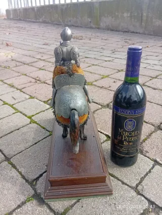 Antiguo caballo medieval con armadura