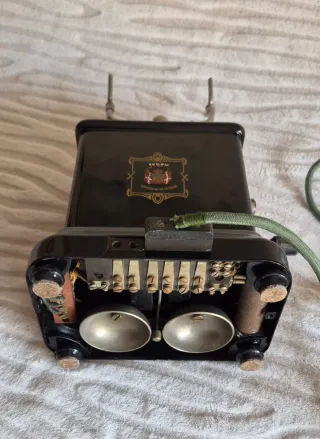 Teléfono antiguo negro con detalles dorados