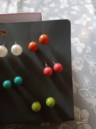 Varios pendientes de bisutería