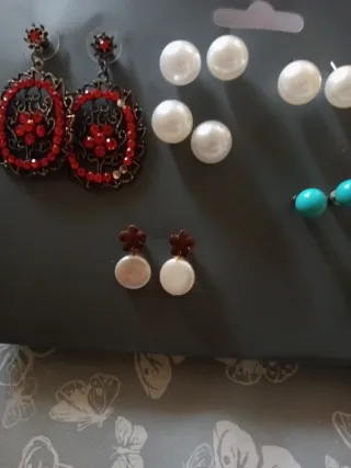 Varios pendientes de bisutería