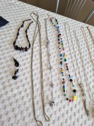 Set Bigiotteria, collane, orecchini, spille