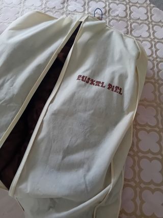 Abrigo de piel natural marrón de Euskal Piel