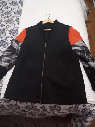 Chaqueta larga negra con detalles de las mangas