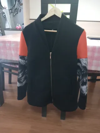 Chaqueta larga negra con detalles de las mangas