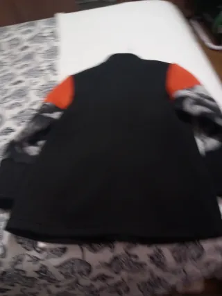 Chaqueta larga negra con detalles de las mangas