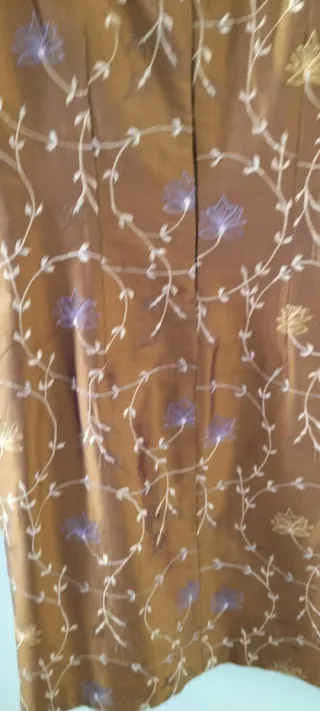 Vestido seda marrón dorado bordado