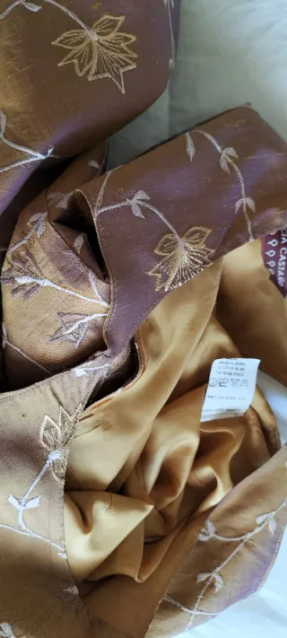 Vestido seda marrón dorado bordado