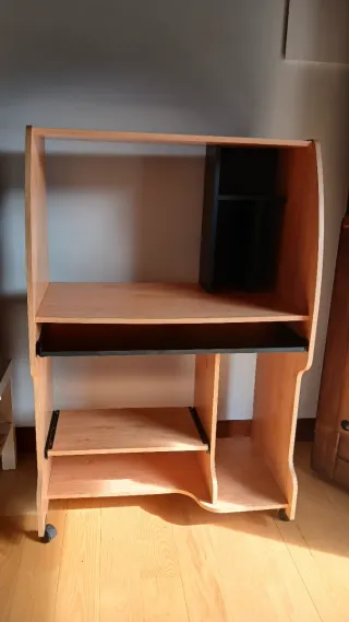 Tavolo da scrivania per computer con ruote