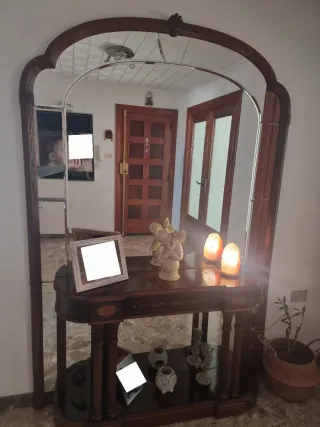 Recibidor de madera con marquetería