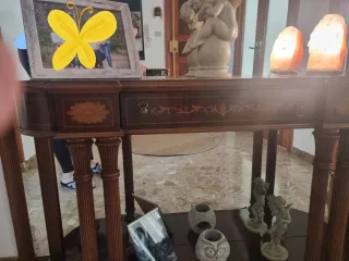 Recibidor de madera con marquetería