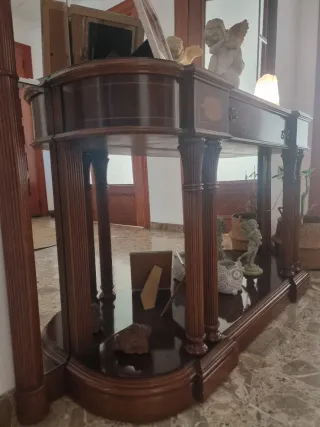 Recibidor de madera con marquetería