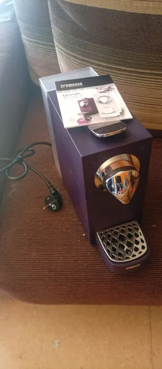 Cafetera Cremesso Lila Nueva con dos cajas de cafe