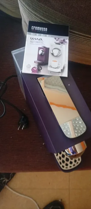 Cafetera Cremesso Lila Nueva con dos cajas de cafe