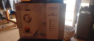 Cafetera Cremesso Lila Nueva con dos cajas de cafe