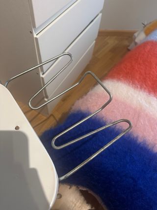 Tabla de planchar blanca metalica.