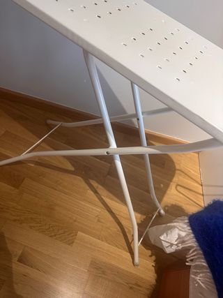 Tabla de planchar blanca metalica.