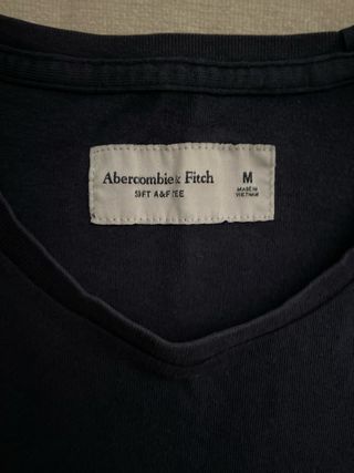 Camiseta Abercrombie & Fitch azul marino . Talla M