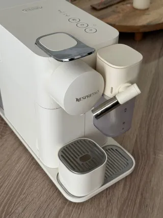Cafetera cápsulas Nespresso Lattissima one.