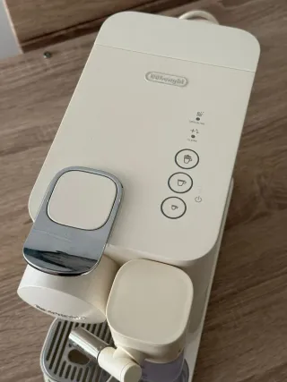 Cafetera cápsulas Nespresso Lattissima one.