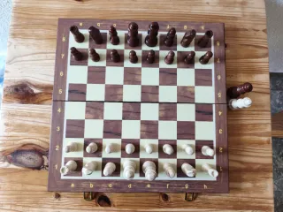 Tablero de Ajedrez Plegable con Piezas de Madera.