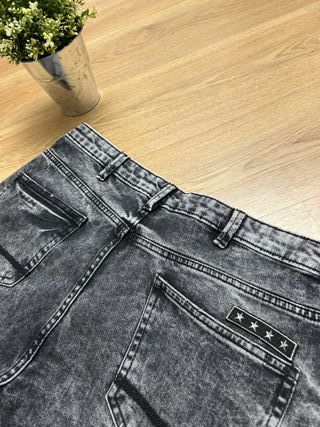 Jeans corti neri con dettagli 48