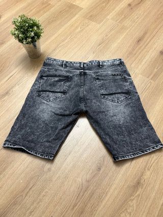Jeans corti neri con dettagli 48