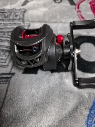Carrete de pesca casting negro y rojo