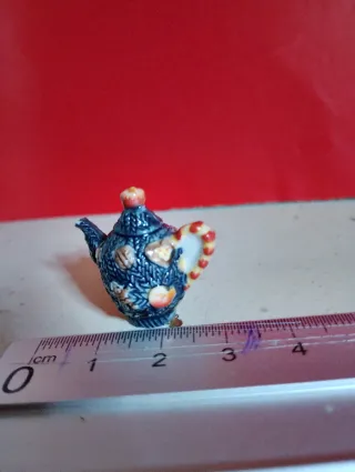 Tetera miniatura decorada de porcelana