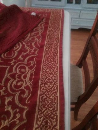 Alfombra o tapiz granate y beig