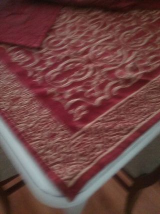 Alfombra o tapiz granate y beig