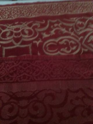 Alfombra o tapiz granate y beig