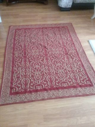 Alfombra o tapiz granate y beig