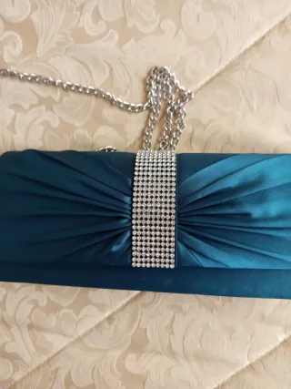 Pochette elegante con catena