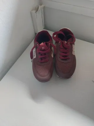 Zapatillas deportivas marrones y rojas