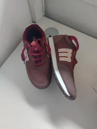 Zapatillas deportivas marrones y rojas