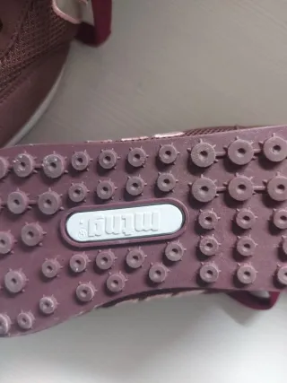 Zapatillas deportivas marrones y rojas