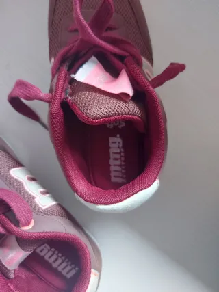 Zapatillas deportivas marrones y rojas