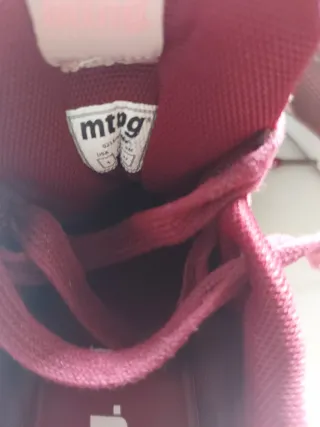 Zapatillas deportivas marrones y rojas