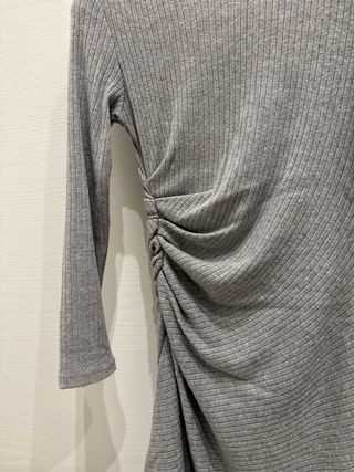 Vestito grigio con drappeggio