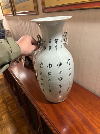 Jarrón chino antiguo con figuras