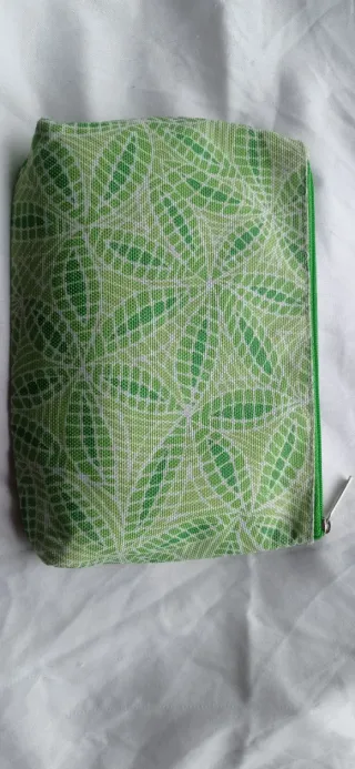 Neceser Clinique verde estampado. Colc. Exclusiva.