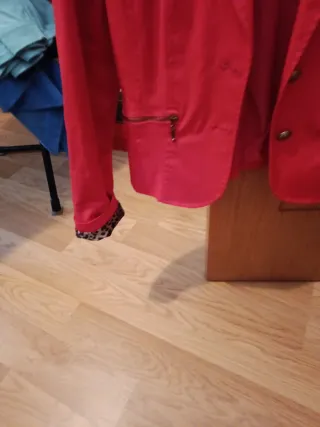Chaqueta roja entallada de mujer