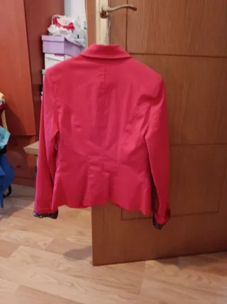 Chaqueta roja entallada de mujer