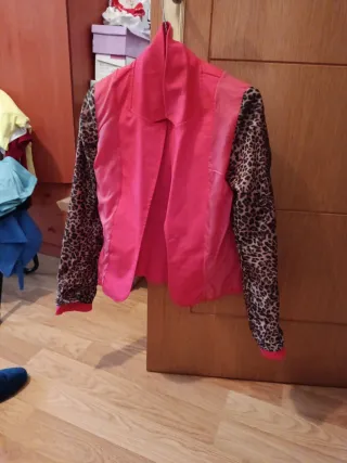 Chaqueta roja entallada de mujer