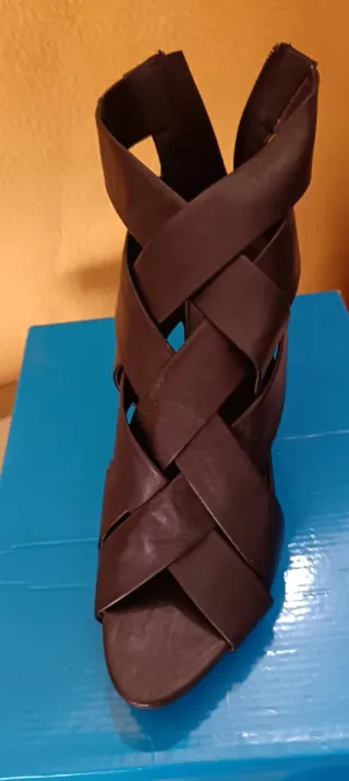 Zapatos de tacón negros con tiras