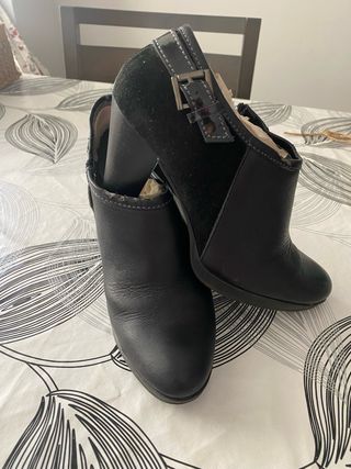 Botín tacón negro ante y piel