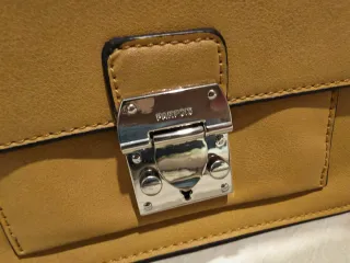 Bolso amarillo con cadena